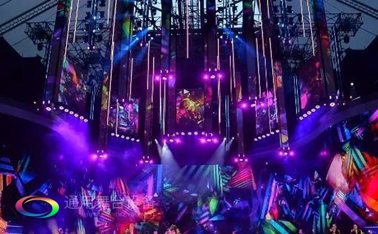視覺屏幕為主、條狀LED屏幕、燈光設(shè)備及舞臺幕布詮釋當(dāng)下舞臺設(shè)計潮流