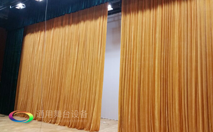 舞臺大幕舞臺阻燃幕布www.nhseo.com.cn、二、三道幕等分割表演區(qū)域，移換場景不間斷