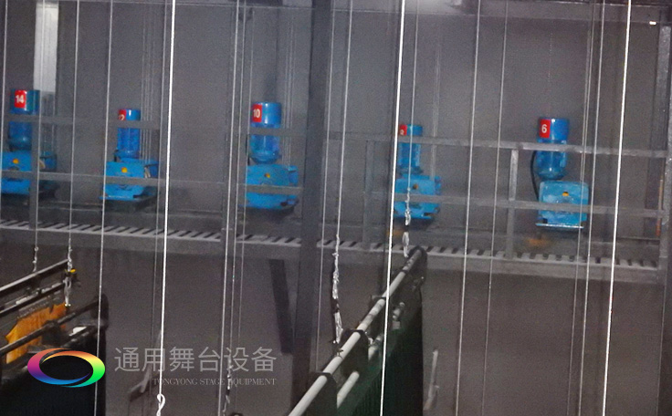 十余年銳意攀登，奮發(fā)圖強(qiáng)！舞臺(tái)幕布、機(jī)械等一站式選購供應(yīng)商，舞臺(tái)機(jī)械、音響、燈光工程設(shè)計(jì)施工承包壹級(jí)資質(zhì)——通用舞臺(tái)