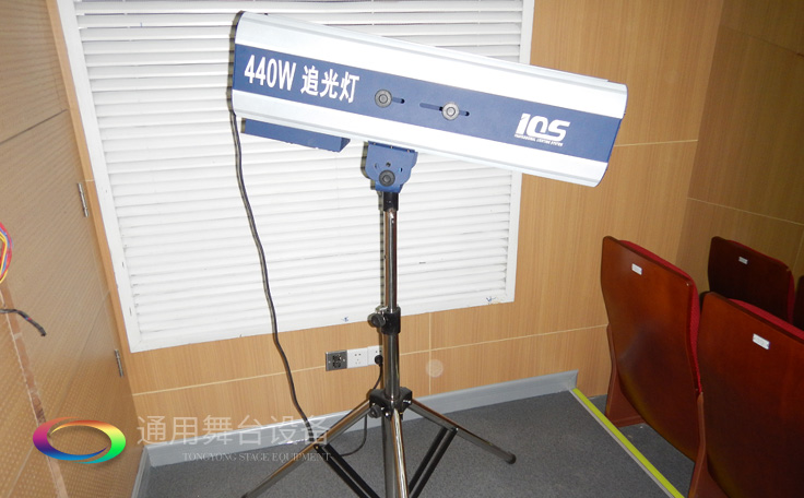 十余年銳意攀登，奮發(fā)圖強(qiáng)！舞臺(tái)幕布、機(jī)械等一站式選購供應(yīng)商，舞臺(tái)機(jī)械、音響、燈光工程設(shè)計(jì)施工承包壹級(jí)資質(zhì)——通用舞臺(tái)