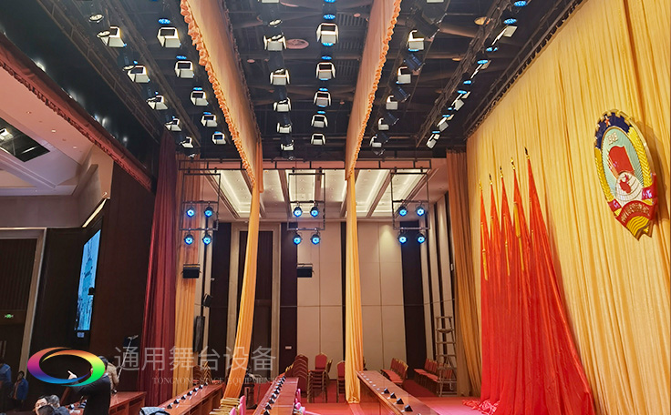 堅(jiān)持一絲不茍，嚴(yán)控質(zhì)量！定制禮堂阻燃幕布、十面會(huì)旗會(huì)議幕等！只為呈現(xiàn)更好的舞臺(tái)幕布效果！