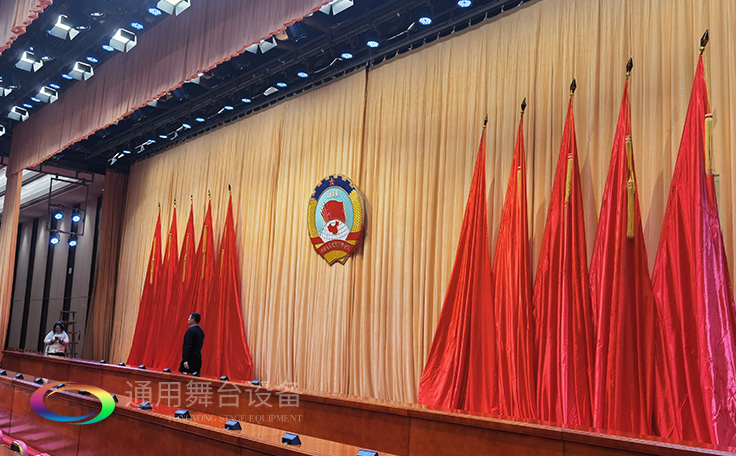 專注舞臺阻燃幕布、舞臺機(jī)械，源頭生產(chǎn)廠家！因?yàn)閷I(yè)，所以放心！