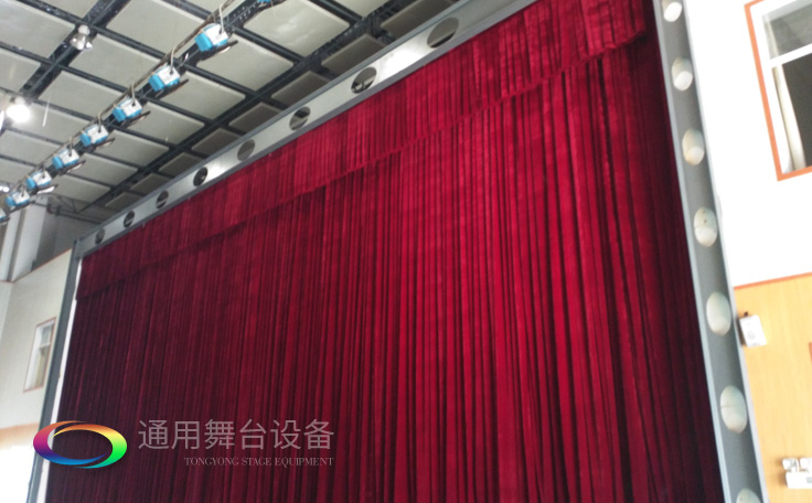 校園品質(zhì)提升工程！某工程學(xué)院舞臺(tái)對(duì)開(kāi)阻燃幕布項(xiàng)目完工