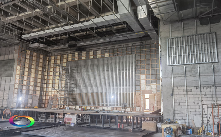 通用舞臺(tái)廣西桂醫(yī)報(bào)告廳阻燃幕布項(xiàng)目竣工并投入使用，為學(xué)校教學(xué)科研、人才培養(yǎng)提供更好的服務(wù)!