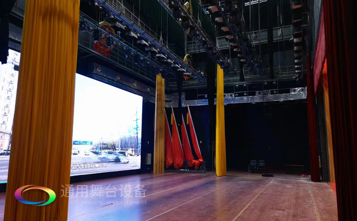 通用舞臺(tái)廣西桂醫(yī)報(bào)告廳阻燃幕布項(xiàng)目竣工并投入使用，為學(xué)校教學(xué)科研、人才培養(yǎng)提供更好的服務(wù)!