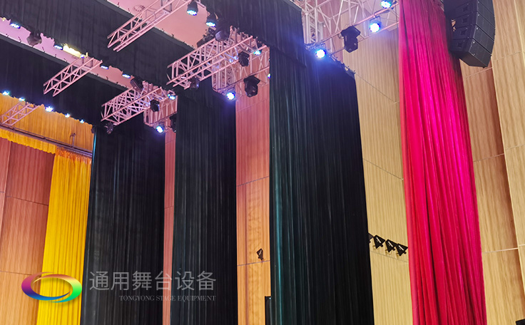 遷換場(chǎng)景、揭示活動(dòng)主體、渲染演出氣氛、提升演出效果——舞臺(tái)阻燃幕布