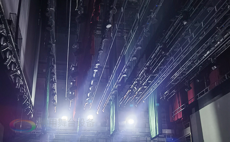 江蘇省南京曉莊學院報告廳項目順利通過竣工驗收 項目包括：聲學、燈光、舞臺阻燃幕布等