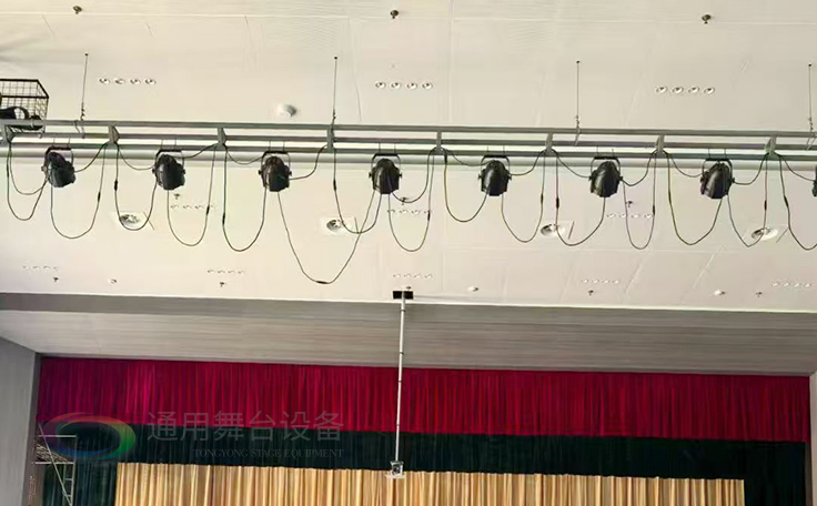 通用舞臺承建江蘇某學院報告廳項目，涵蓋舞臺燈光、電動吊桿、阻燃幕布等核心設備的設計與安裝