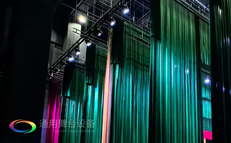 打造區域性融媒體綜合服務的新標桿！曲靖融媒體中心全新舞臺幕布系統投入使用