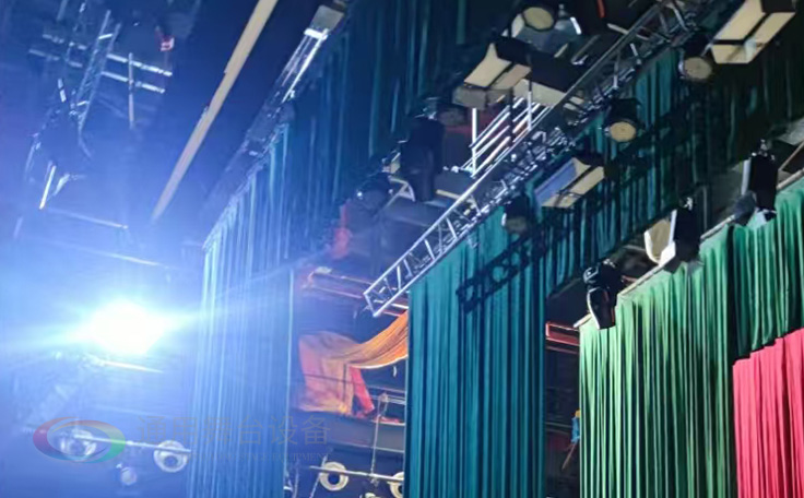 戴南文化藝術中心舞臺機械 舞臺吊桿 舞臺阻燃幕布項目 助力本地文化演出升級，為觀眾帶來更優質的視聽體驗！