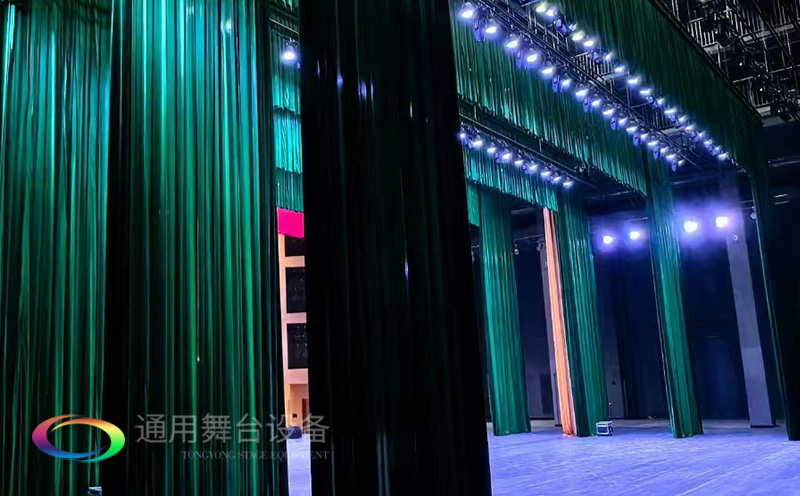 助力教育領(lǐng)域舞臺建設(shè)，推動校園文化發(fā)展！星海中學報告廳舞臺阻燃幕布建設(shè)項目