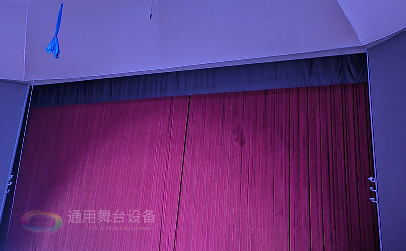 通用舞臺(tái)設(shè)備助力某景區(qū)演藝廣場舞臺(tái)幕布、設(shè)備升級(jí)！有效提升景區(qū)演藝安全保障與舞美效果！